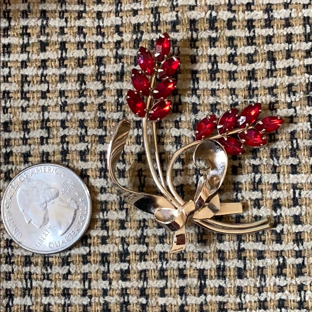 Vintage Beautiful Gold/Red Glass Stone Brooch